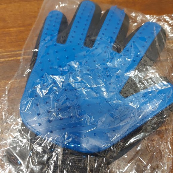 Pet Glove (Hair Brush) - Picture 2 of 3